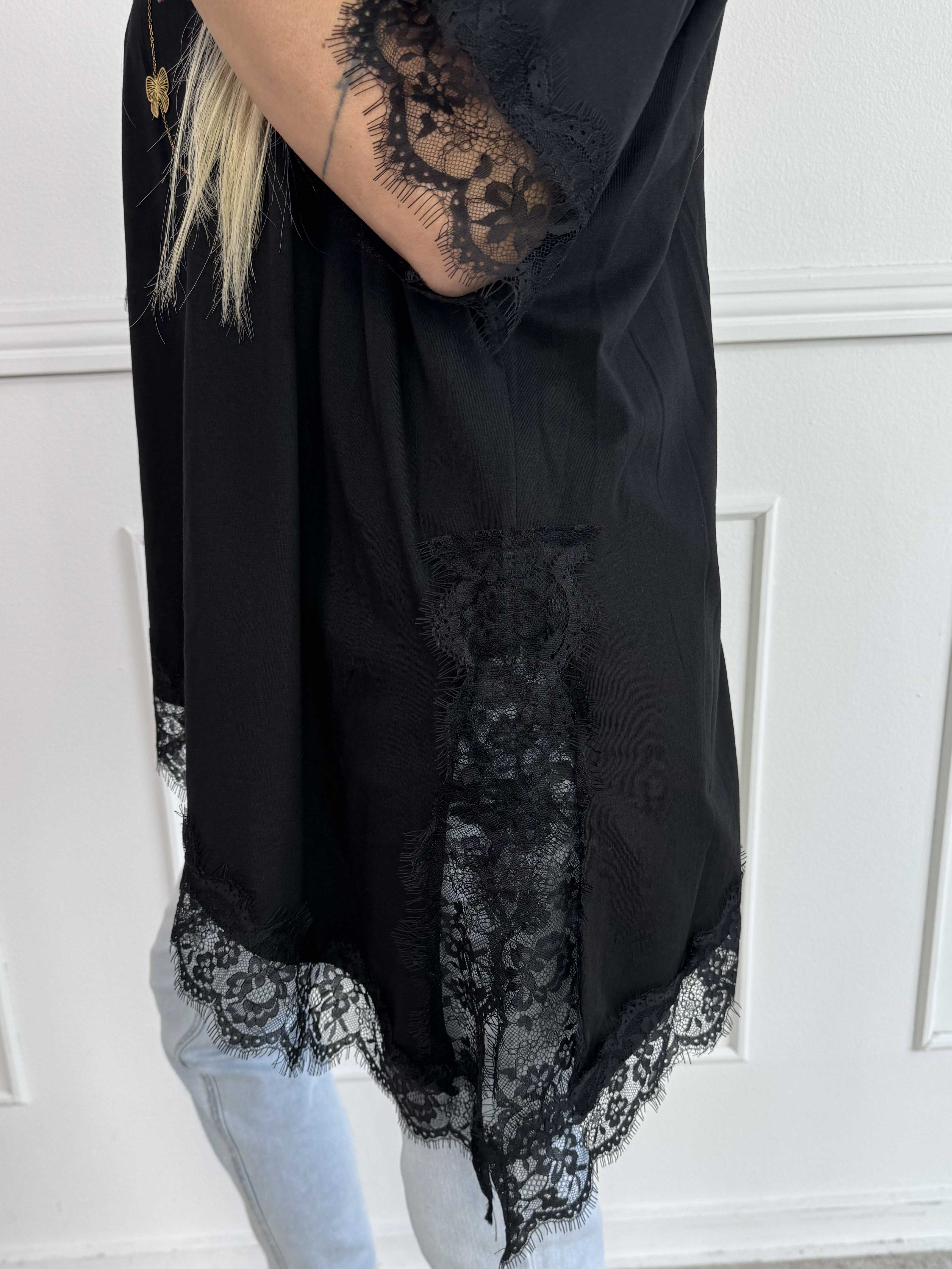 Nitza - T-shirt i blød bomuld med skråtskåret bund og elegante blondekanter